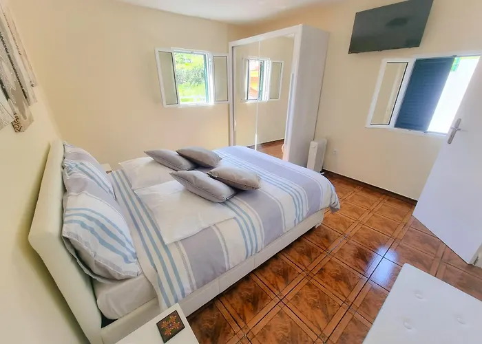 Madeira Hiking Getaway Near Pico Ruivo And Levadas Base Vakantiehuis Santana (Madeira)